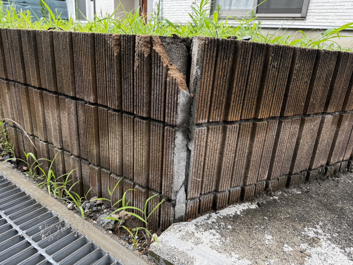 【新潟市中央区】車がぶつかってブロック塀が破損！1枚の割れでも放置は危険？現地調査を行いました