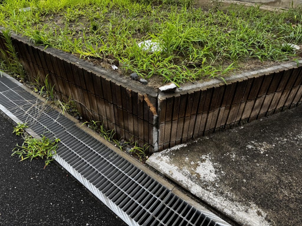 ひび割れたブロック塀