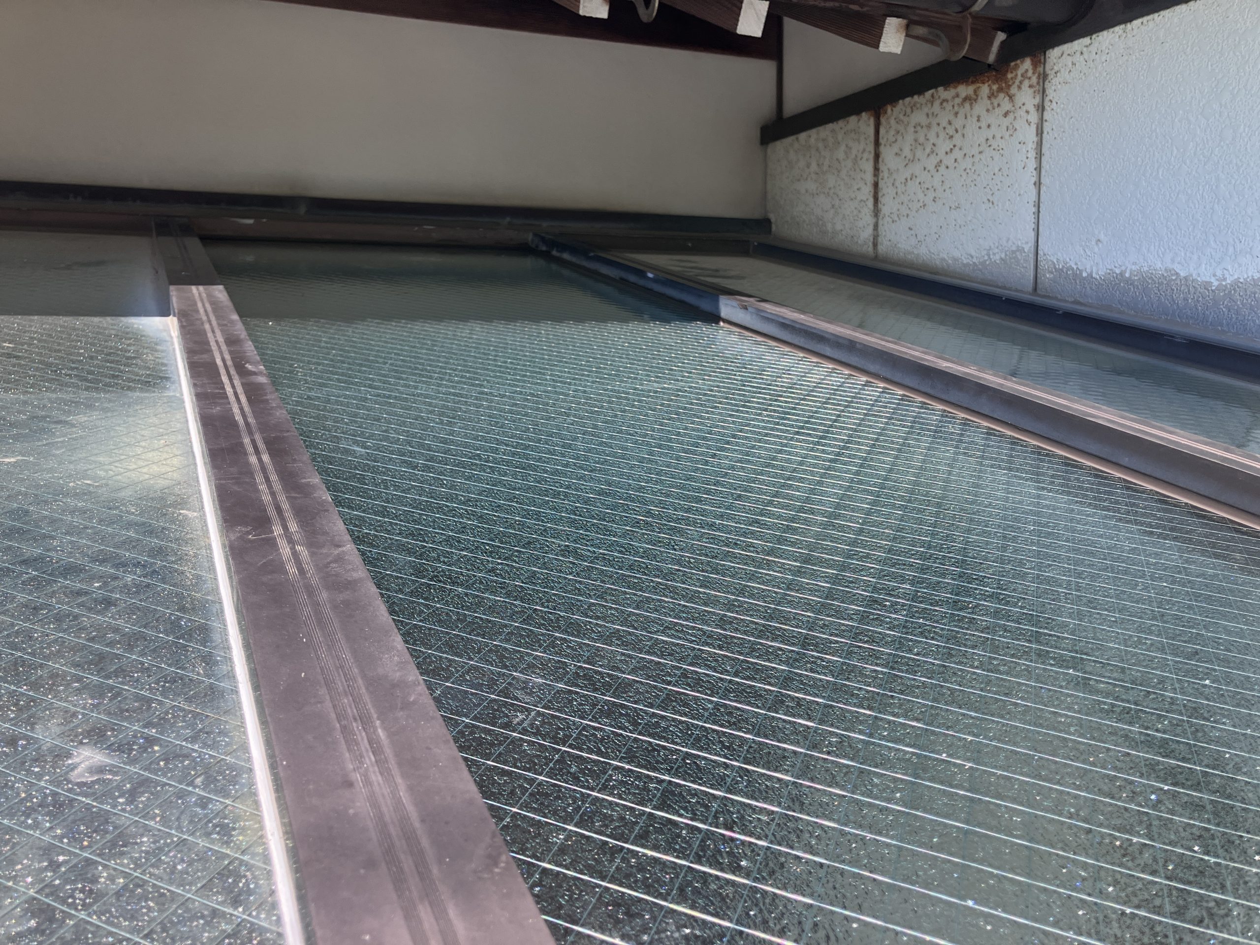 風除室の天井ガラス破損