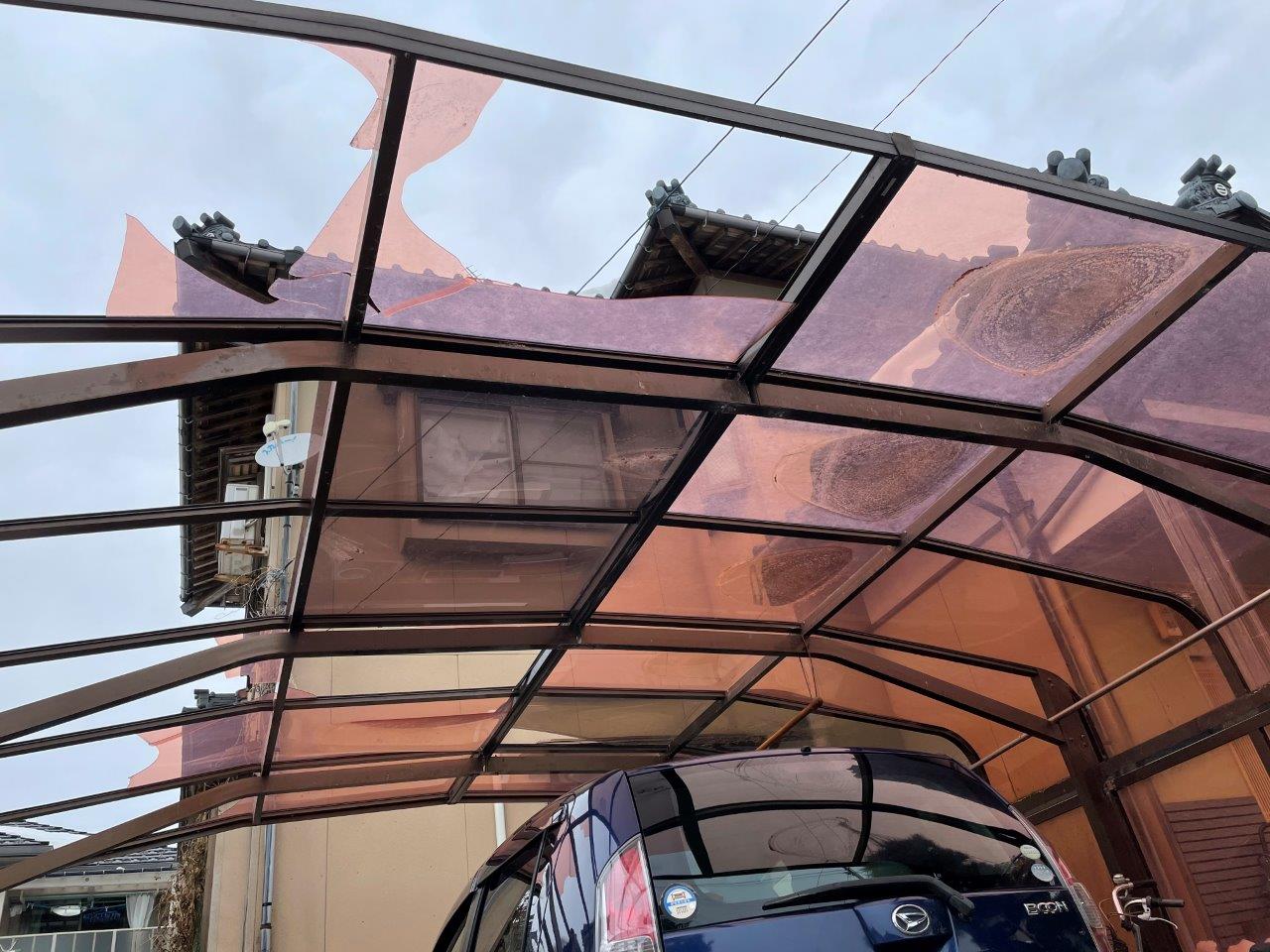 新潟市秋葉区にてカーポートの屋根が割れたとお問い合わせを頂きました